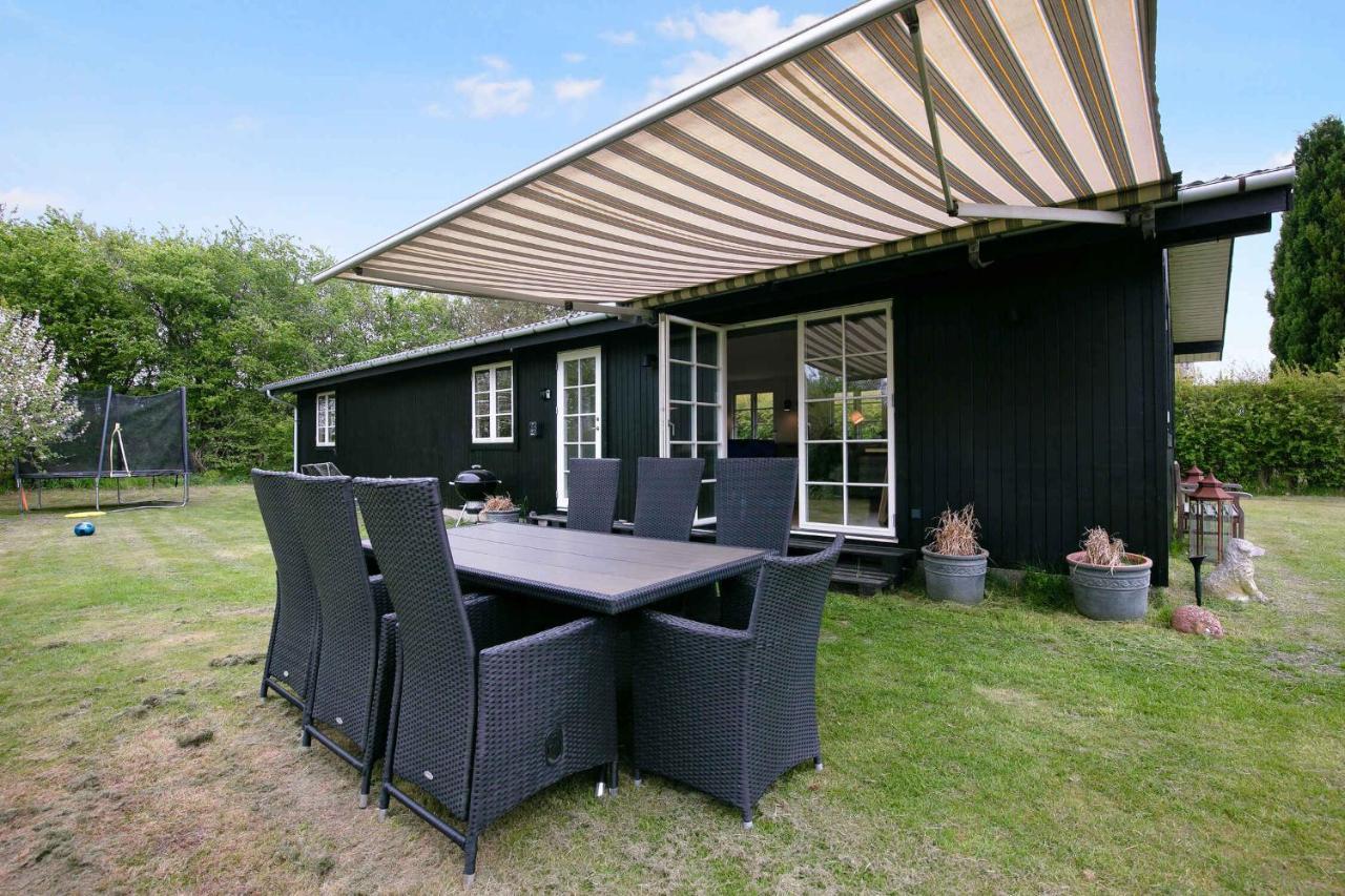 Nyistandsat Sommerhus Med Kaerlighed Og Sjael Kyndelose Exterior foto